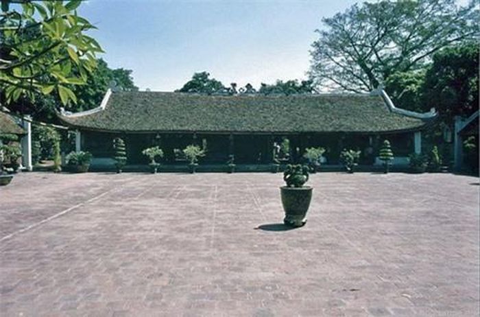 Tòa Bái đường.