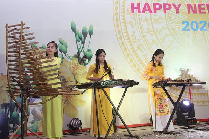 Biểu diễn văn nghệ tại buổi gặp mặt. 