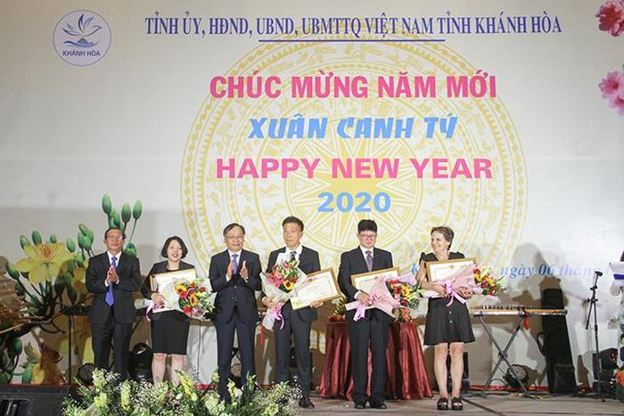 Lãnh đạo tỉnh khen thưởng cho các cá nhân. 