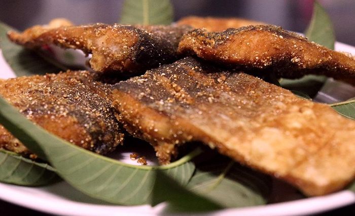 Vào những ngày đông se lạnh, chỉ cần 1 đĩa cá thính nướng là có thể đánh bay nồi cơm