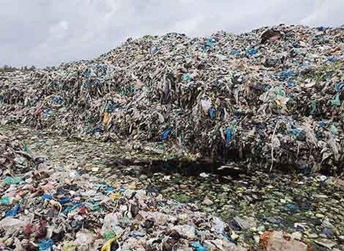Mỗi ngày, bình quân một người Việt Nam tạo ra 1,2 kg chất thải, 16% trong số đó là chất thải nhựa và túi nilon. Ảnh: L.G. 