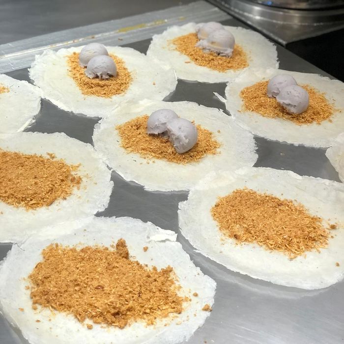 Thông thường, phần kem tươi trong món tráng miệng này sẽ có các hương vị như khoai môn, dứa, vani, chocolate... Khi thưởng thức, thực khách sẽ cảm nhận được vị đậu phộng thơm bùi quyện với những viên kem ngọt mát và phần vỏ bánh dai dai. Ảnh: Jujue90.