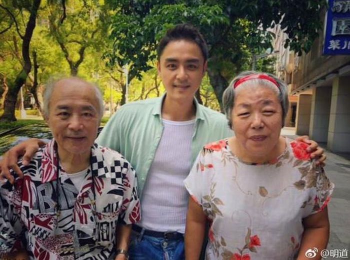  Nam diễn viên không chỉ phụng dưỡng cha mẹ, mà còn chăm sóc cả nhà anh trai. Minh Đạo nhiều lần giúp anh bù lại những khoản đầu tư kinh doanh thua lỗ. 
