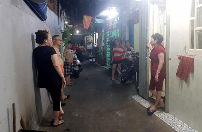  Người dân đang bàn tán về vụ việc. Ảnh: Lê Trai. 