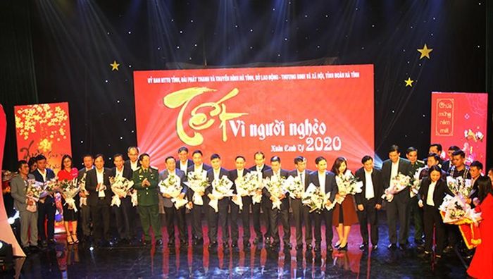  Đồng chí Tòng Thị Phóng cùng lãnh đạo bộ, ngành, địa phương tặng hoa tri ân các nhà hảo tâm, các doanh nghiêp đăng ký ủng hộ chương trình