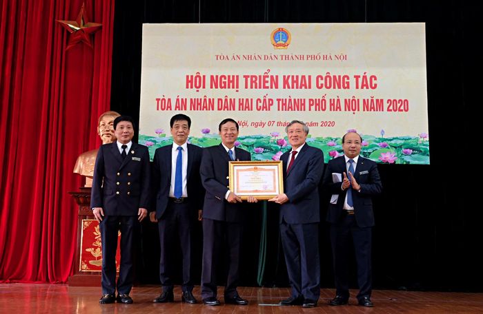 Chánh án TANDTC Nguyễn Hòa Bình trao Bằng khen của Thủ Tướng Chính phủ cho tập thể TAND TP Hà Nội