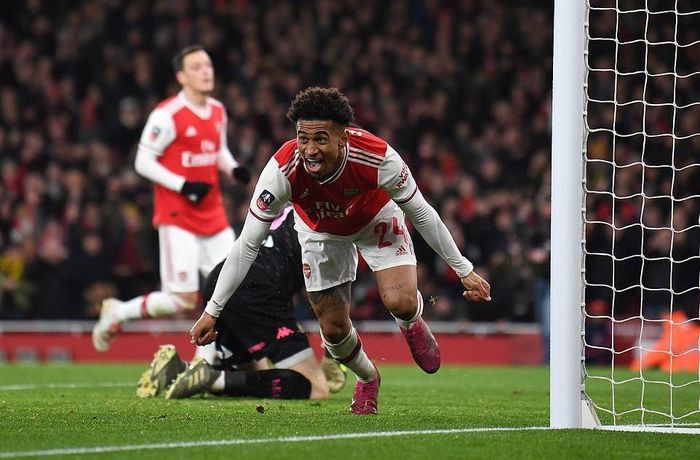 Reiss Nelson trở thành người hùng của Pháo thủ