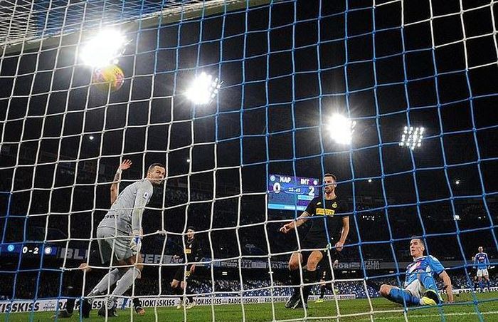 Arek Milik ghi bàn rút ngắn tỷ số xuống còn 1-2 cho Napoli sau đường kiến tạo dọn cỗ của Jose Callejon