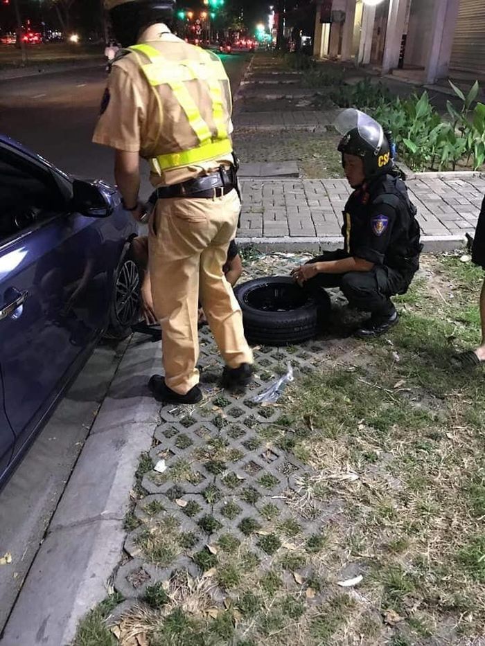 Hình ảnh chiến sĩ CSGT giúp tài xế thay bánh xe nhận được sự ủng hộ khen ngợi của nhiều người