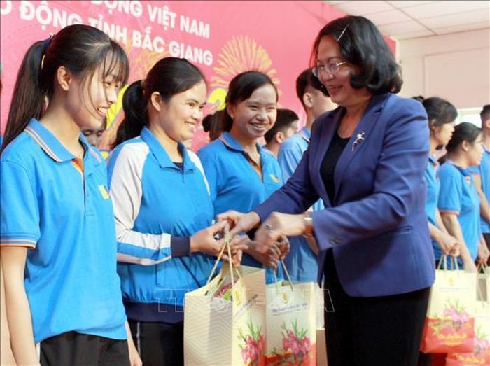 Phó Chủ tịch nước Đặng Thị Ngọc Thịnh tặng quà cho công nhân lao động tại Công ty Cổ phần May LGG.