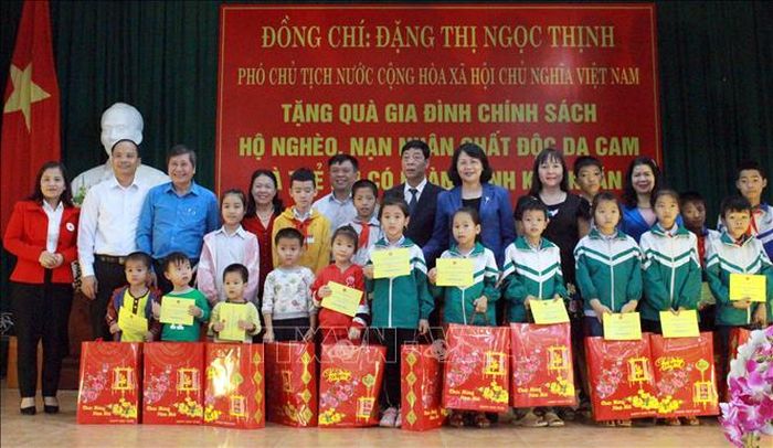 Phó Chủ tịch nước Đặng Thị Ngọc Thịnh tặng quà cho trẻ em có hoàn cảnh khó khăn trên địa bàn xã Tân Thịnh, Lạng Giang.
