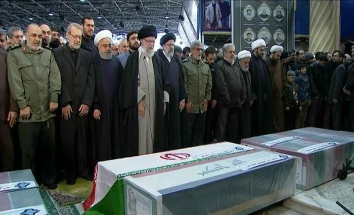 Trước đó, lãnh đạo tối cao Iran Ayatollah Khomeini đã nghẹn ngào khi cùng Tổng thống Hassan Rouhani và nhiều lãnh đạo cấp cao khác dự lễ cầu nguyện bên linh cữu Tướng Soleimani. Ảnh: Daily Mail