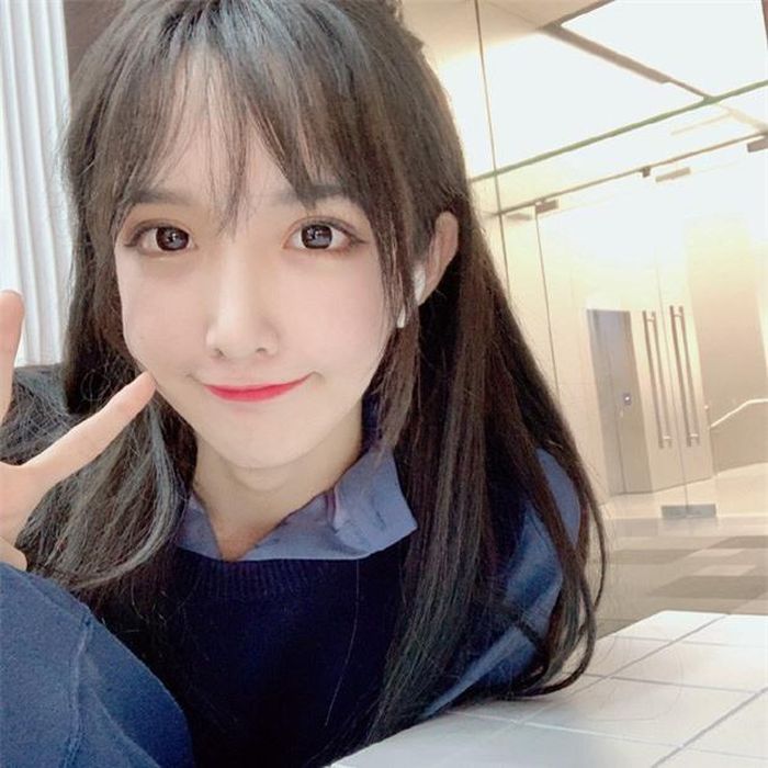  Trước đó, nhiều hot girl Trung Quốc khác cũng lộ nhan sắc thật khiến cộng đồng mạng thất vọng. Rất khó để tìm thấy một cô gái chụp ảnh không dùng phần mềm chỉnh sửa trong thời điểm hiện tại. 