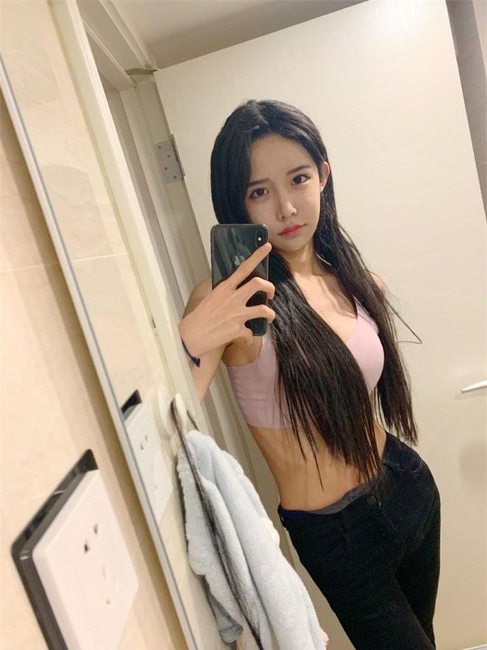  "Cái gì vậy? Nữ idol sinh năm 99 của tôi thực chất sinh năm 89 ư? Trông già quá", "Tôi biết ngay mà, mấy cô hot girl trên mạng chỉ được cái chỉnh ảnh giỏi thôi chứ xinh đẹp gì. Đúng là lừa người" - Người hâm mộ bất ngờ trước dung nhan thật của Abbily. 