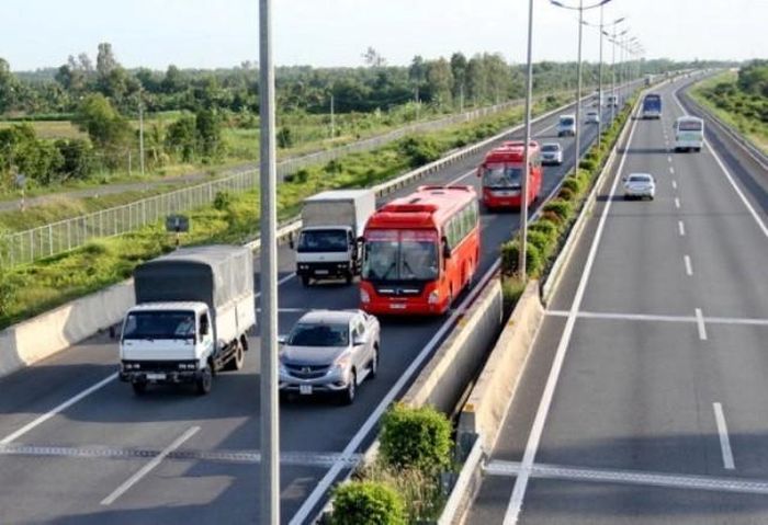 Việc các phương tiện đi quá gần nhau, dù không cùng một làn đường cũng là hành vi không nên, nhất là trên cao tốc.