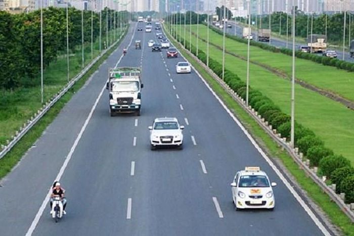 Nên chuyển từng làn đường để các phương tiện khác hiểu được ý định của bạn trên đường.