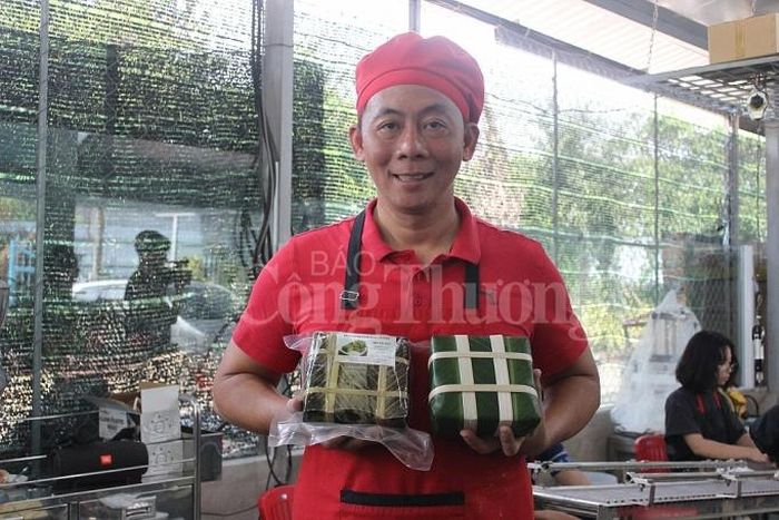 Theo anh Tưởng, trung bình 1 phút dây chuyền sẽ sản xuất được 1 chiếc bánh nặng 1,5kg. Bánh sau khi luộc chín được hút chân không để bảo quản được lâu hơn