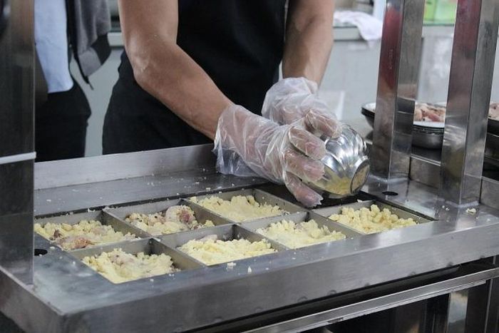 Làm bánh chưng phải qua nhiều khâu, nhân bánh gồm thịt và đậu xanh rất quan trọng do đó phải cho gia vị phù hợp để nhân được thơm ngon