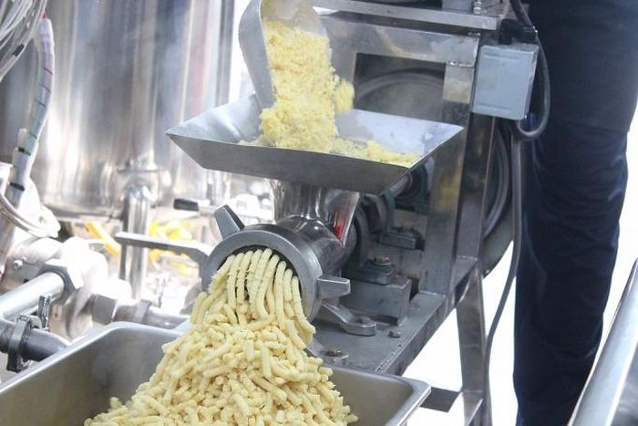 Đậu xanh được xay nhỏ sau khi được ngâm, rửa hoàn toàn tự động