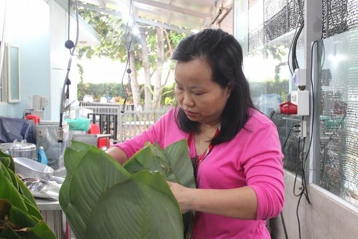 Sau khi hoàn thành các công đoạn, những thợ làm bánh chỉ việc xếp lá và đưa nguyên liệu bánh vào khuôn