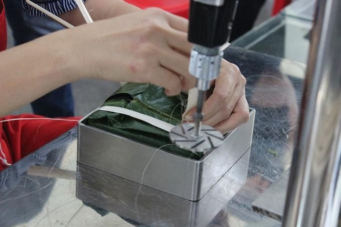 Bánh gói xong được luộc và khâu cuối cùng là hút chân không để bảo quản được lâu hơn