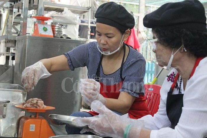 Mỗi bánh chưng sẽ cho một số lượng nhân thịt heo vừa đủ....