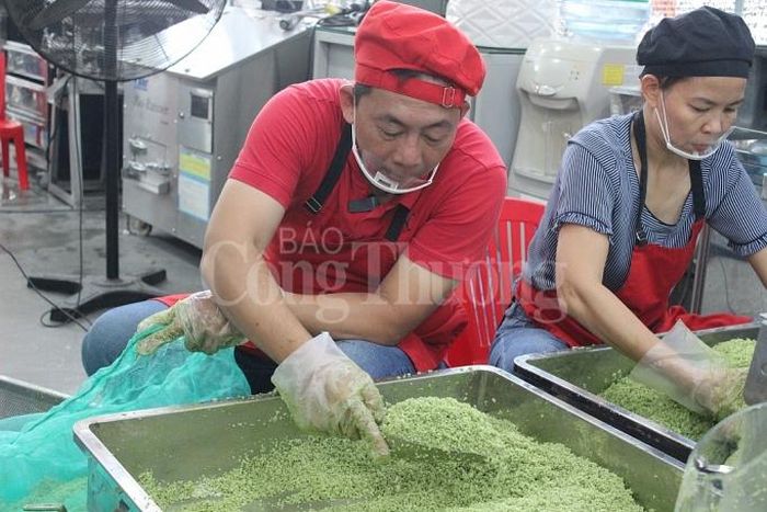 Anh Tưởng cho biết: Để gói một chiếc bánh đẹp không phải đơn giản, với kiến thức cơ khí nên mình mày mò tìm hiểu và đầu tư các máy móc cho việc này