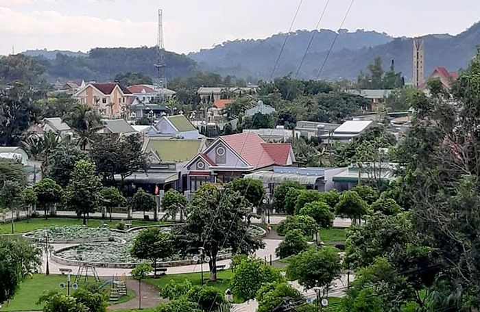 Diện mạo mới của Tổ dân phố 1C, thị trấn Đạ Tẻh có sự góp công lớn của ông Phan Văn Rung. Ảnh: N.T.T