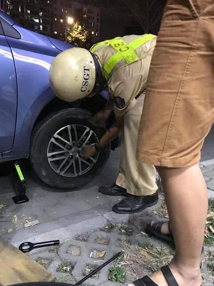 Hình ảnh đẹp về các chiến sĩ CSGT được người dân cảm kích ghi lại
