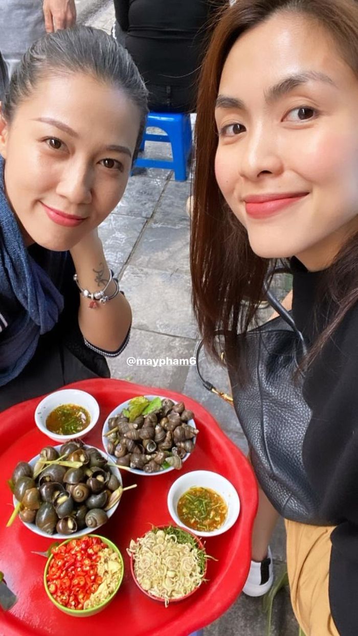  Tăng Thanh Hà vừa có chuyến công tác kết hợp du lịch ở Hà Nội. Tại đây, cô để mặt mộc đi ăn uống, dạo phố cùng bạn thân Thùy Trang. Hội bạn Tăng Thanh Hà còn có diễn viên Thân Thúy Hà, MC Bùi Việt Hà. 