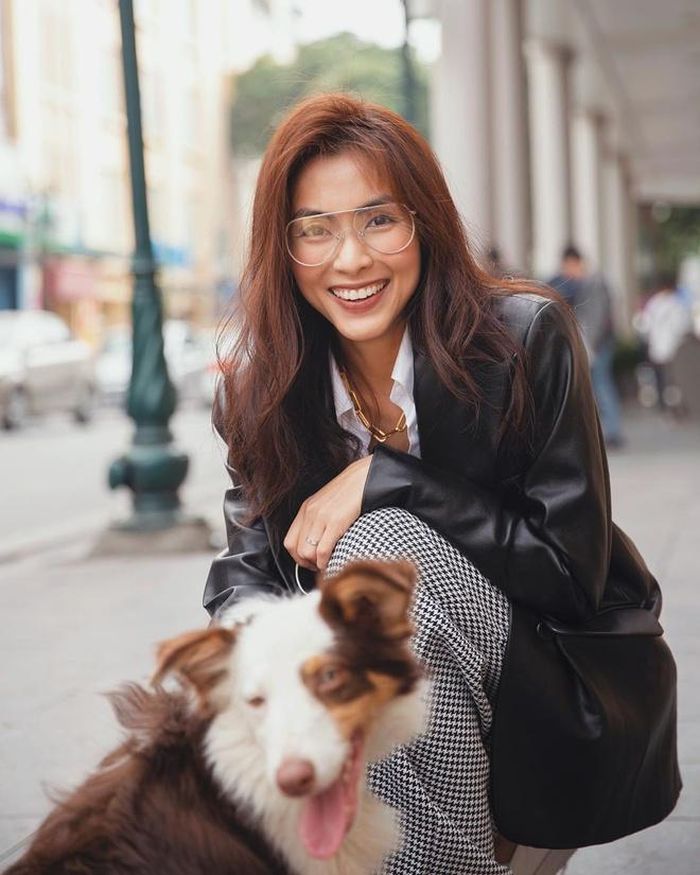  Trước đó, loạt ảnh dạo phố thủ đô sang chảnh cùng chú chó cưng của Tăng Thanh Hà được rất nhiều tài khoản mạng chia sẻ. Dù chỉ ăn mặc đơn giản, trang điểm nhẹ nhưng thần thái và nụ cười tỏa sáng của cô vẫn đủ khiến người đối diện xuyến xao. 