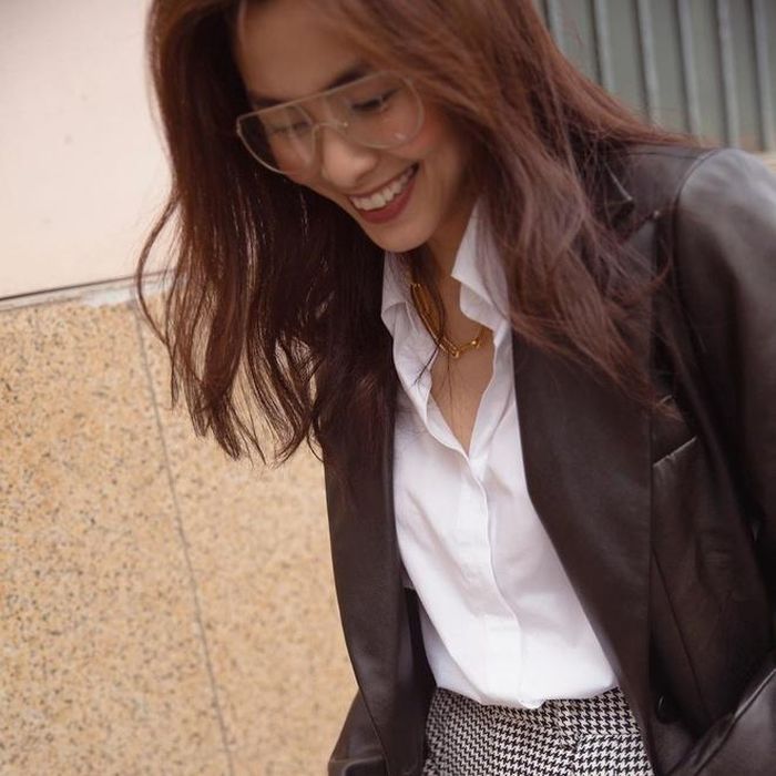  Người đẹp Tiền Giang có nhan sắc tự nhiên hiếm có của showbiz Việt. Cô được nhận xét đẹp nhất ở góc nghiêng, khi nở nụ cười thật tươi. Gần đây, 8X cũng cho thấy cô đã phần nào đầy đặn hơn. Trước đó, Tăng Thanh Hà bị chê gầy guộc do mắc bệnh dạ dày, ăn uống không tốt. 
