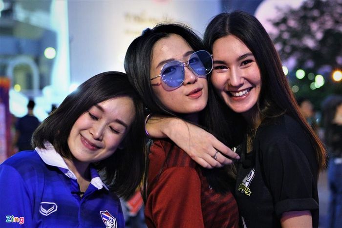  Som (áo xanh) và hai người bạn Jessica (áo đen) cùng Kel (áo đỏ) dự đoán Thái Lan thắng Bahrain 2-0. Họ thực hiện video cho kênh thể thao trực tuyển của con trai huyền thoại bóng đá Thái Lan Piyapong Pue-on. 