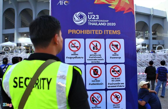  An ninh được thắt chặt nhiều giờ trước khi bóng lăn. Thái Lan phải chạy đua ráo riết mới kịp hoàn thiện nhiều hạng mục thi đấu ở 4 địa điểm để đáp ứng tiêu chí của Liên đoàn Bóng đá châu Á. 