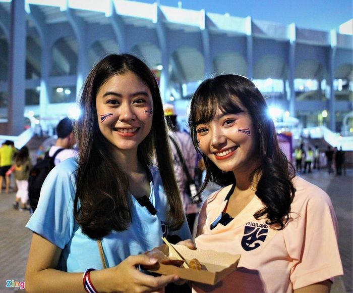  Nữ cổ động viên xinh đẹp tin tưởng Suphanat và đồng đội sẽ có kết quả tốt trong ngày thi đấu đầu tiên. U23 Thái Lan là đội chủ nhà của U23 châu Á 2020 nên rất muốn vượt qua vòng bảng. 