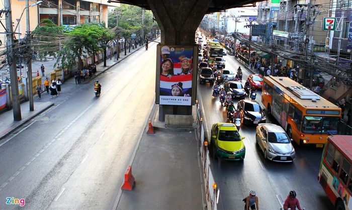  Giao thông xung quanh khu vực tổ hợp thi đấu Rajamangala trước giờ bóng lăn. Tình trạng kẹt xe ở khu vực này sẽ xảy ra khi khán giả đến sân đông hơn. 