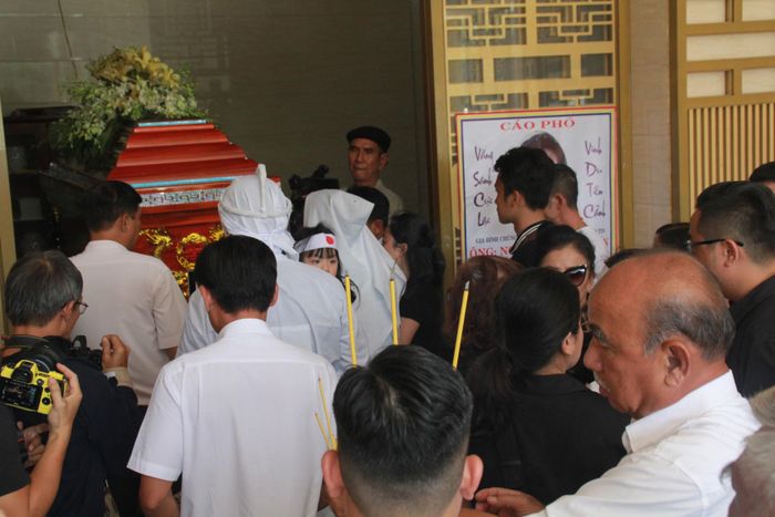 Gia đình đưa linh cữu nam tài tử vào phòng hỏa táng