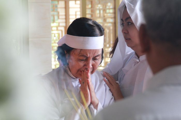 Bà Bích Trâm, vợ NSƯT Chánh Tín và con gái Nguyễn Chánh Bích Uyên nghẹn ngào trong phút tiễn biệt chồng, cha