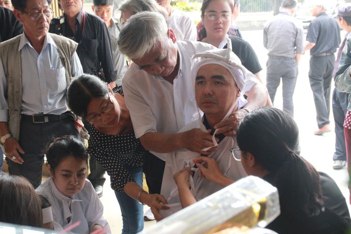 Anh Minh Thức nghẹn ngào trong giờ phút quỳ trước linh cữu cha