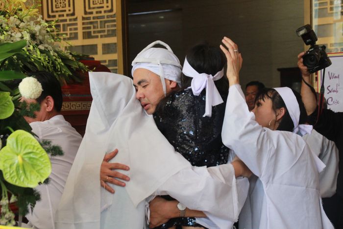 Gia đình nén đau thương tiễn đưa NSƯT Chánh Tín