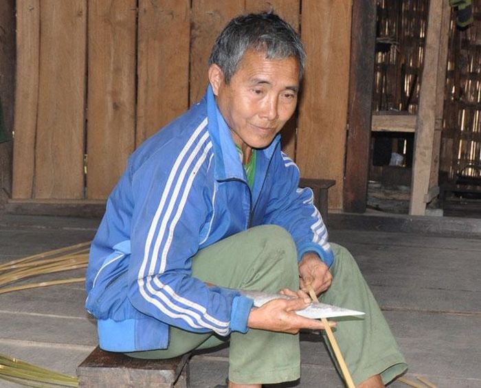Ông Lữ Thảo Thăm từng nhiều năm sử dụng ma túy, nay kiếm sống bằng nghề đan lát