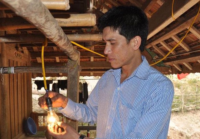 Bản Noọng Ó, xã Hữu Lập (Kỳ Sơn) chưa có điện lưới, phải dùng nguồn điện từ thủy điện mini