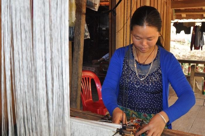 Chị em phụ nữ bản Noọng Ó duy trì nghề dệt thổ cẩm