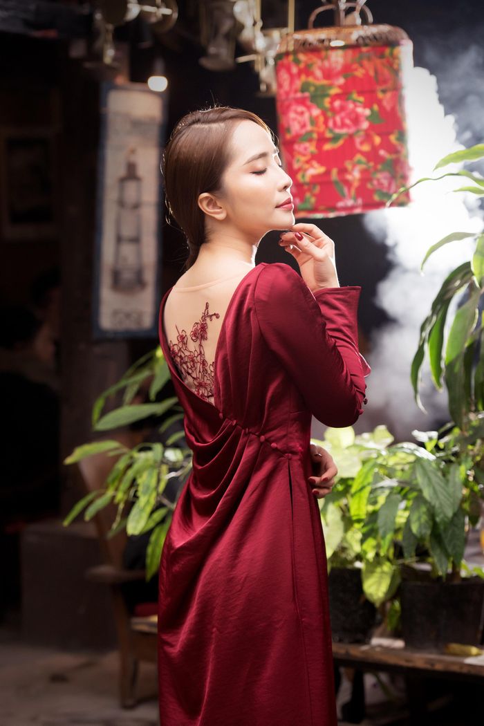 Năm nay, Quỳnh Nga chia sẻ, cô có những cảm xúc rất xáo trộn khi Tết đến, bởi cô sẽ đón một cái Tết trở về vai trò một “cô con gái bé bỏng” của bố mẹ, lại đón Tết cùng bố mẹ ở căn nhà thời con gái thân thương sau ly hôn.