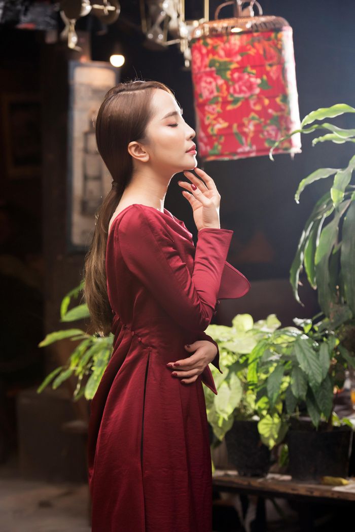 Quỳnh Nga cho biết, cô khá thú vị với thiết kế áo dài để lưng trần, phần lưng được che bằng lớp voan mỏng thêu hình hoa đào ấn tượng. 