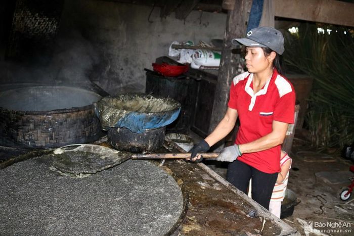 Thường thì các gia đình trồng mía nấu mật ở các huyện đều xây dựng trong nhà một hệ thống lò nấu mật kiên cố từ 2 - 3 chảo, thậm chí 4 -5 chảo có 1 cửa đốt với nhiều ưu điểm phù hợp cho việc nấu mật. Kinh nghiệm của bà con là không ép mía 1 lần quá nhiều, chỉ ép nấu trong ngày vì để qua ngày khác nước mía sẽ lên men làm giảm chất lượng của mật. Từ nước mía để nấu thành mật phải qua nhiều công đoạn: vớt bọt bẩn, sang chảo, lọc...