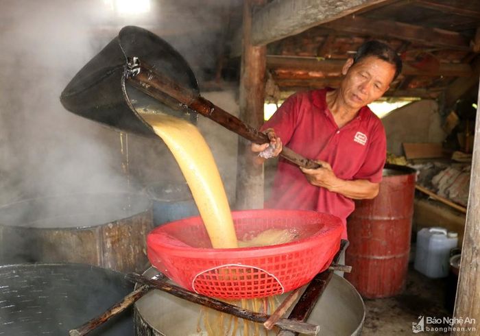 Là vùng quê có truyền thống trồng mía nấu mật ở Đô Lương, xã Giang Sơn Đông hiện có nhiều xóm còn duy trì nghề này, trong đó xóm Nam Tân có trên dưới 100 hộ. Ông Nguyễn Văn Trọng (60 tuổi) một người dân trong xóm cho biết, nhà ông làm 6 sào mía, mỗi năm nấu được hơn 2 tấn mật thu được vài chục triệu đồng. Mùa che mía nấu mật đang đem lại niềm vui cho người dân trồng mía và mang hương vị Xuân - Tết ngọt ngào đến với mọi nhà.