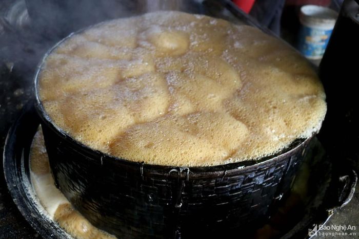 Khi chảo mật được vớt sạch bọt bẩn cũng là lúc mật sôi trào, người dân thường dùng 1 cái vanh làm bằng tre để đóng khung mật ở trên chảo. Sau khi đun khoảng 3 - 4 tiếng đồng hồ, nước mía sẽ cạn dần, đổi sang màu cánh dán và tỏa ra mùi thơm ngào ngạt lúc này công việc nấu mật đã hoàn thành. Tùy vào người nấu muốn có mật đặc hay mật loãng mà bớt hay thêm lửa.