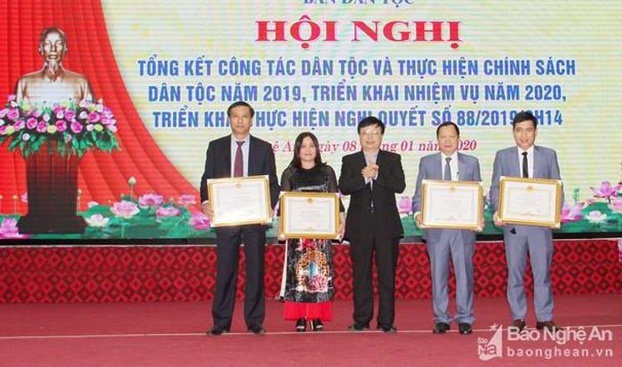 UBND tỉnh trao tặng Bằng khen cho 3 cá nhân và 1 tập thể của Ban Dân tộc tỉnh vì đã có thành tích xuất sắc trong thực hiện chính sách công tác dân tộc. Ảnh: Thanh Quỳnh