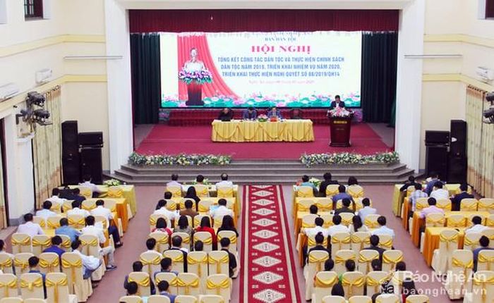 Chiều 8/1, UBND tỉnh tổ chức Hội nghị tổng kết công tác dân tộc và chính sách dân tộc năm 2019, triển khai nhiệm vụ năm 2020. Dự hội nghị có các đồng chí: Võ Thị Minh Sinh - Ủy viên Ban Thường vụ Tỉnh ủy, Chủ tịch Ủy ban MTTQ tỉnh; Bùi Đình Long - Phó Chủ tịch UBND tỉnh. Ảnh: Thanh Quỳnh